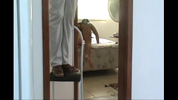 Mulher do Corno se Exibindo sem calcinha para o Eletricista