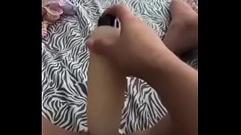 Novia colombiana se masturba con dildo